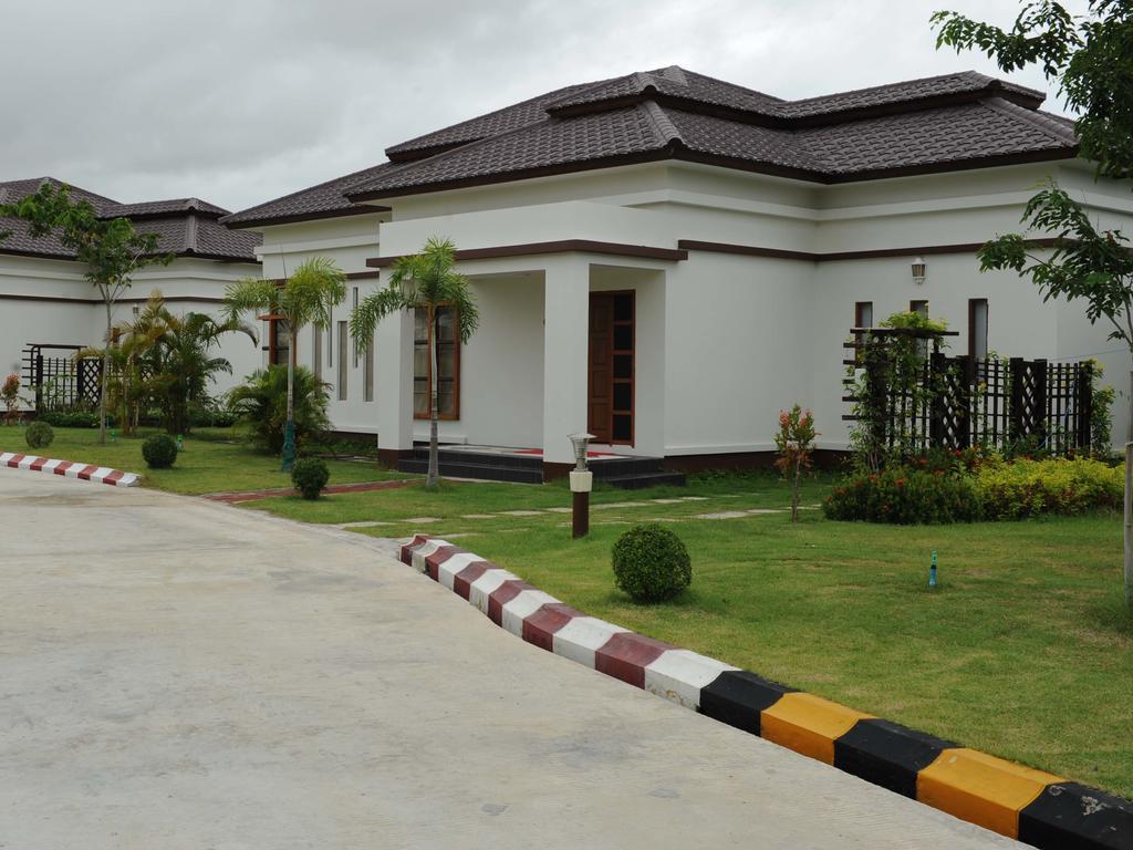 The Golden Lake Hotel Naypyidaw Exterior photo