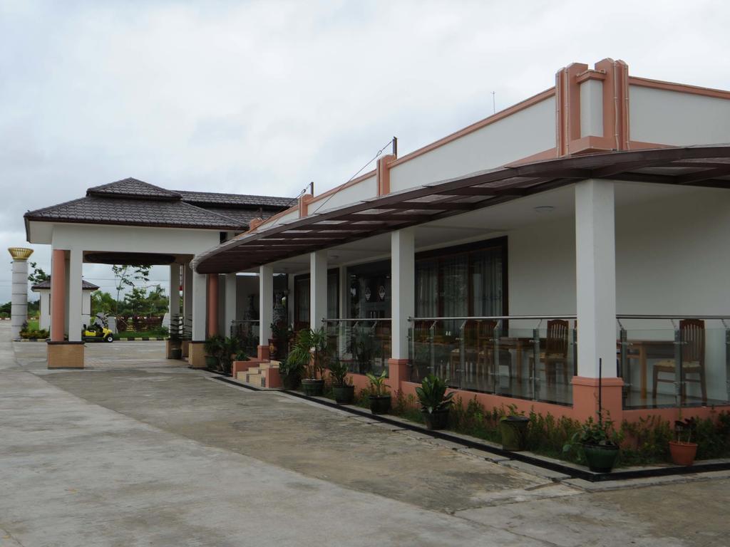 The Golden Lake Hotel Naypyidaw Exterior photo