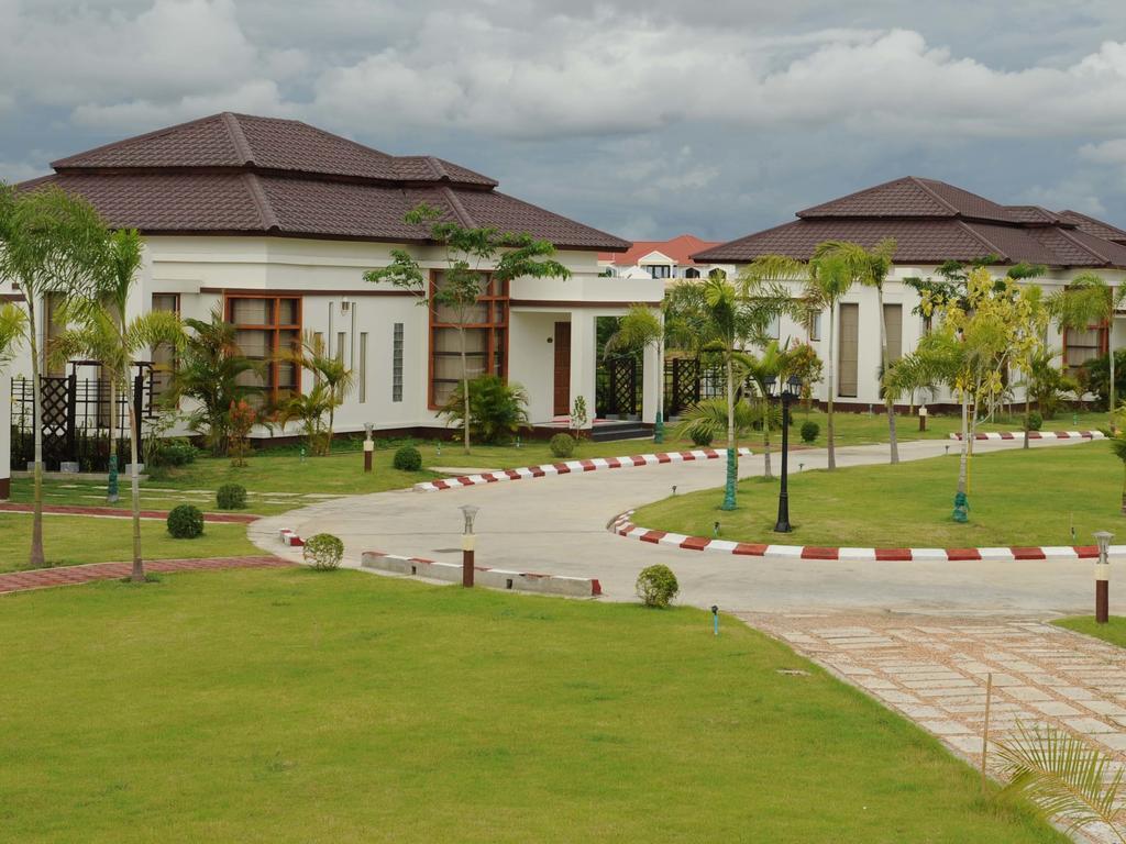 The Golden Lake Hotel Naypyidaw Exterior photo