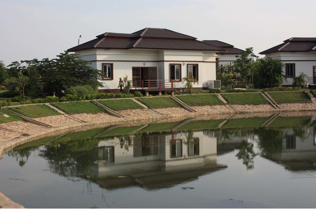 The Golden Lake Hotel Naypyidaw Exterior photo