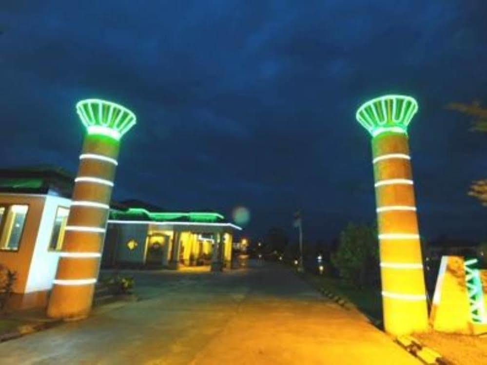 The Golden Lake Hotel Naypyidaw Exterior photo