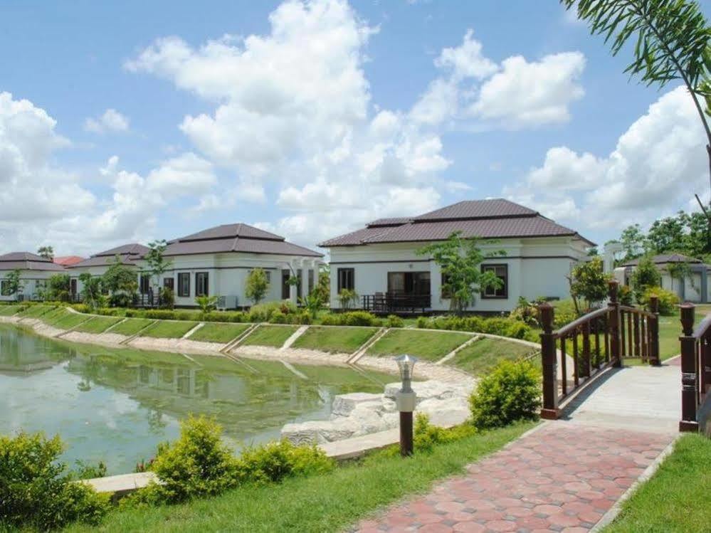 The Golden Lake Hotel Naypyidaw Exterior photo